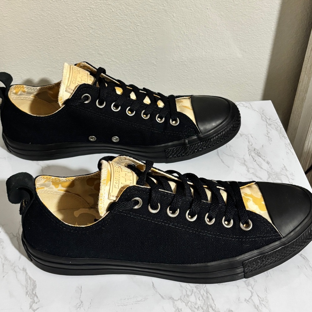Converse AllStar LowTop Black canvas w desert camo print on tongue Size Mens 9 - Picture 2 of 5